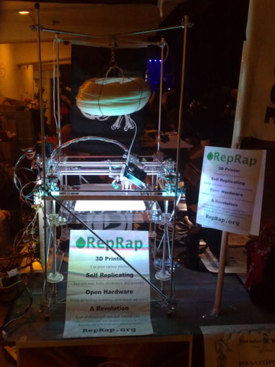 3D Printteri piraattipuolueen ständillä