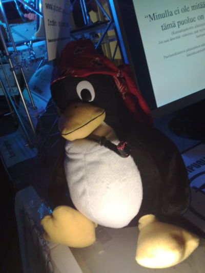 Pirate Tux puolueen ständillä AltPartyissä